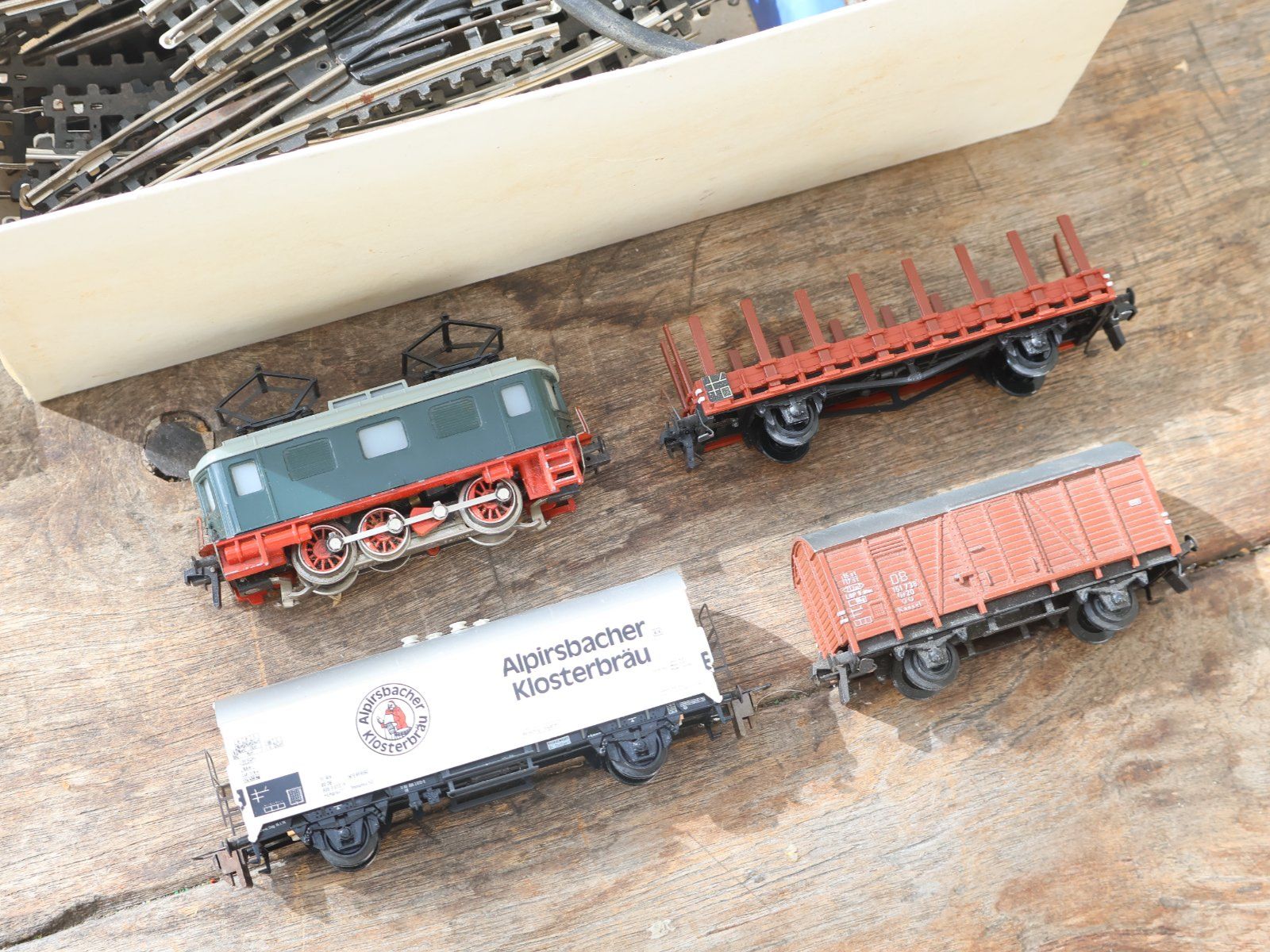 Trix Modelleisenbahnen: Trix-Express E-Lok + Wagen + Schienen + Trafo - H0 – Gebraucht aus Winterthur von Monstera