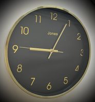 Jones Wanduhr – Elegantes Design in Schwarz & Gold