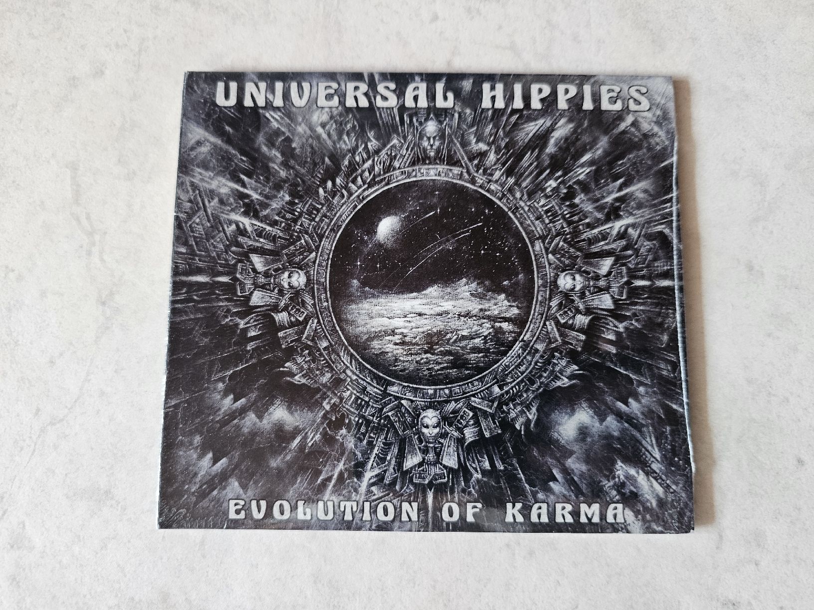 CD: Universal Hippies  -  Evolution Of Karma  /  Fabrikneu – Nuovo e nell'imballaggio originale da Schneisingen venduto da backstore24