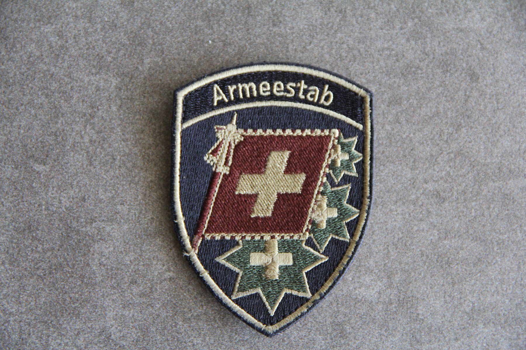 Schweizer Armee Placchette & Badge: Armeestab, Badge mit Klett – Usato da Belp venduto da Tomsek