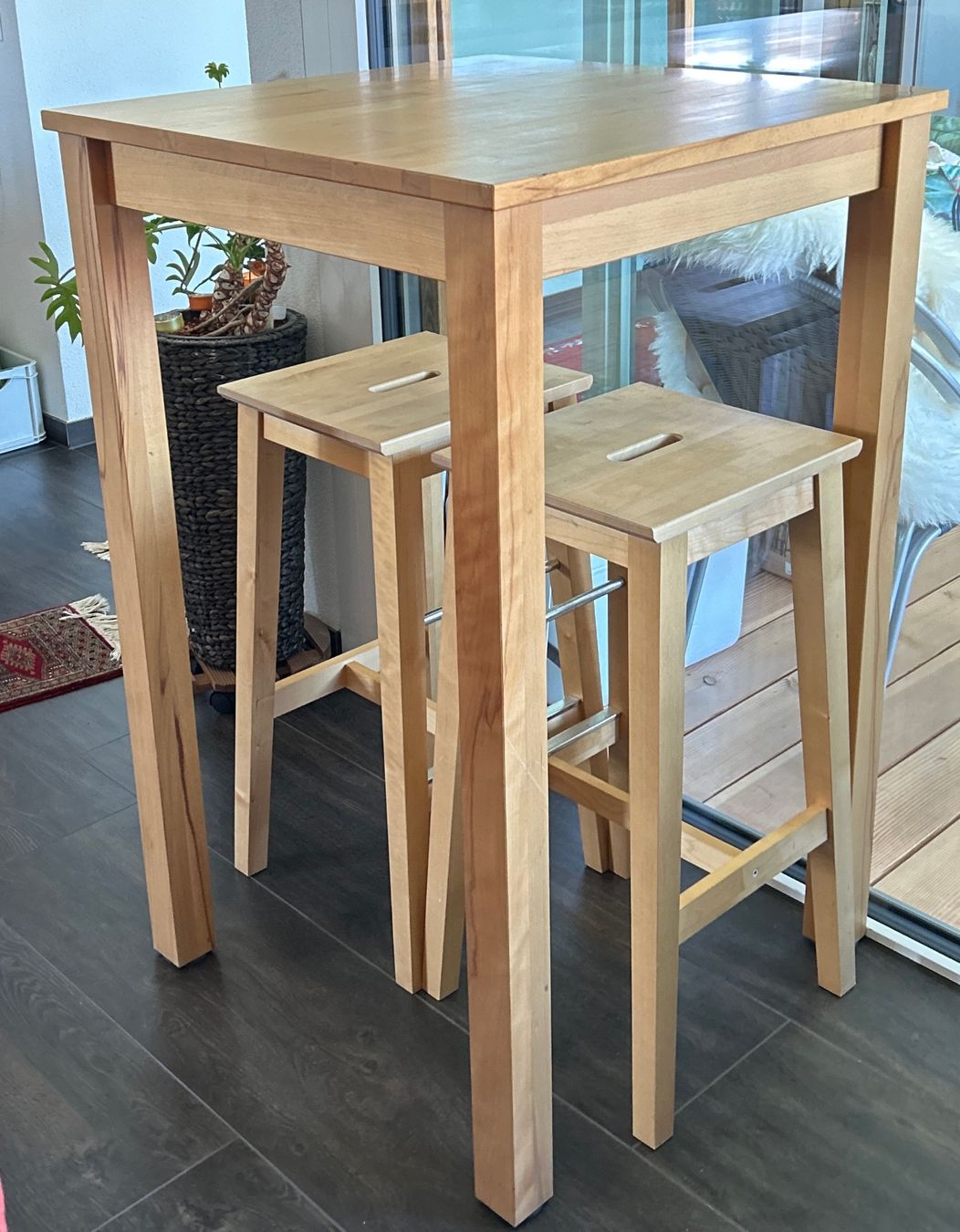 Set de table et chaises: Bartisch mit 2 Hockern – D'occasion à Fraubrunnen par Nicky024 6