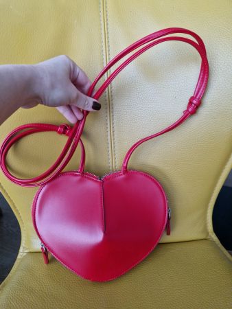 Rote Umhängetasche in Herzform – Süsses Accessoire ❤️