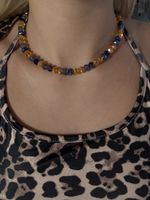 Elegante Halskette mit blauen und gelben, orange Kristallen
