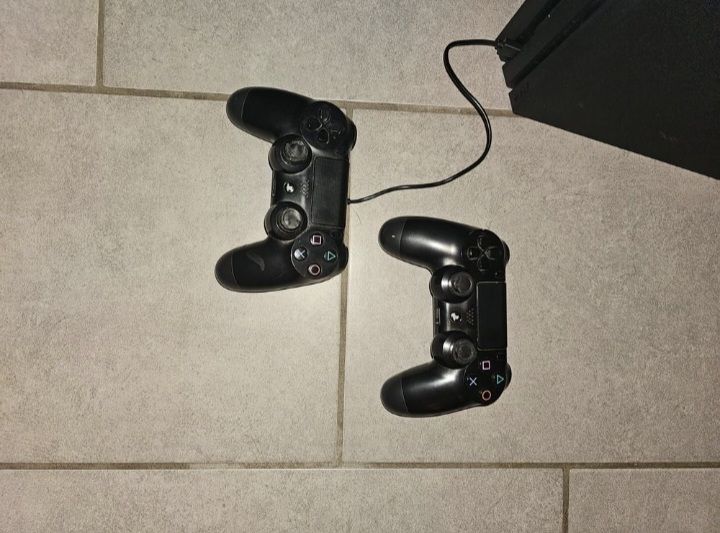 Sony Console: Console de jeu PlayStation 4 Pro + 2 manettes + cable alim – Usato da Veytaux venduto da HelvetiePixel 2