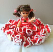 Puppe mit gehäkeltem Kleid - 60er Jahre