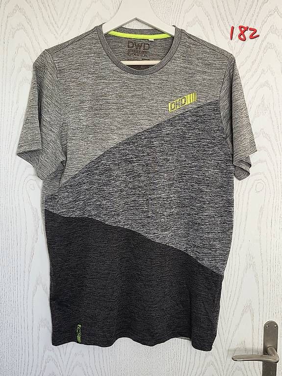 T-shirt: Sportshirt Grösse 182 – Usato da Otelfingen venduto da Schlaedde