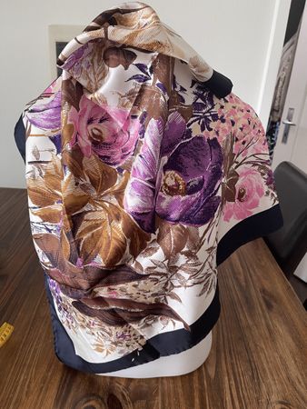 Foulard en soie imprimé floral marine pure soie neuf 76,5 /