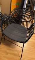 2 chaises de jardin design noir avec coussins gris.