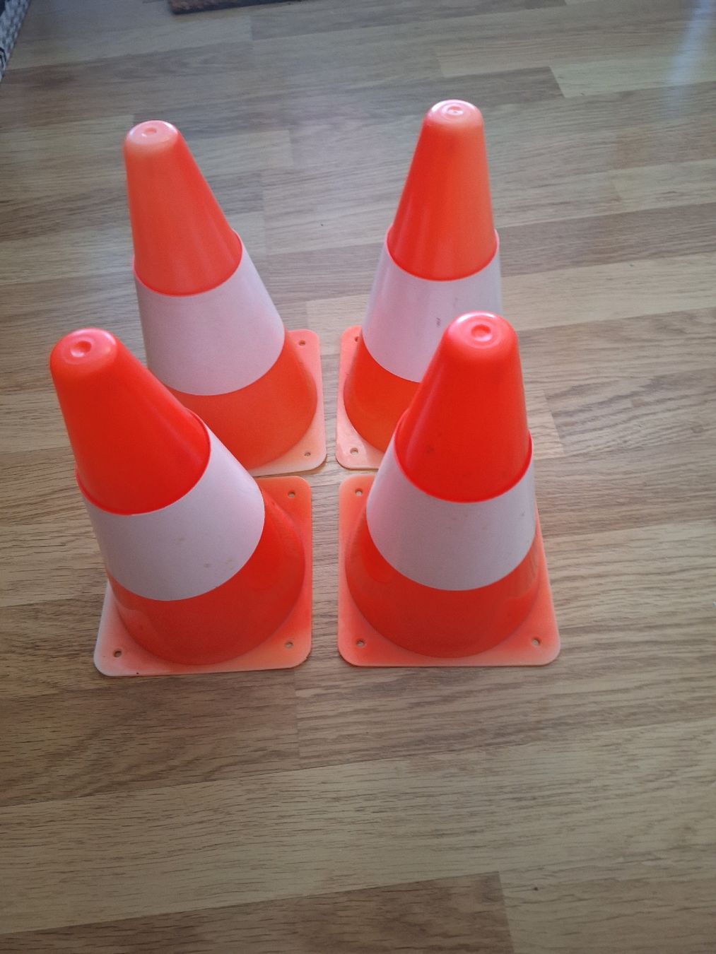 Spielzeuge: Kinder-Verkehrskegel 4 Stk. – Gebraucht aus Stettlen von CySpocy