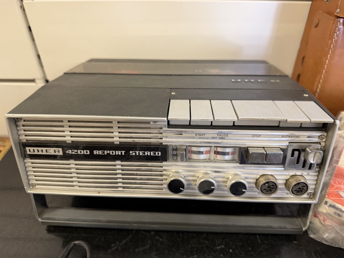Uher Apparecchi a nastro: Magnétophone Uher 4200 Report Stereo avec accessoires – Usato da montreux venduto da Always-Good