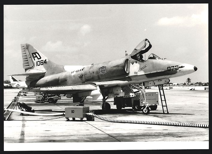 Fotografie &  Plakate: Fotografie Flugzeug Douglas A-4 Skyhawk  – Gebraucht aus Berlin von bartko-reher
