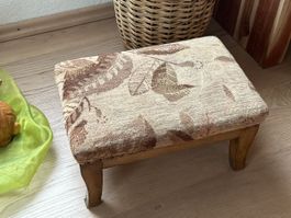 Schemel Antiker Hocker Holz mit gemustertem Stoffbezug