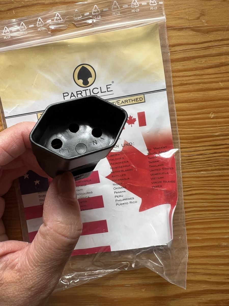 Unità & Adattatore: Travel Adapter CH-->CAN, USA – Usato da Arosa venduto da Paklica 2