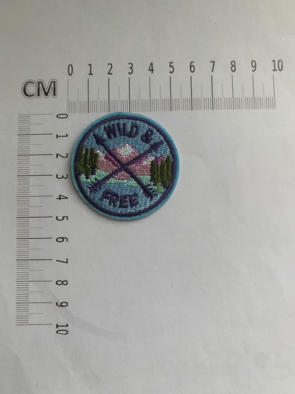 Toppe: Wild & Free Patch Badge, Bügelbild – Nuovo e nell'imballaggio originale da Ostermundigen venduto da Mcone 1