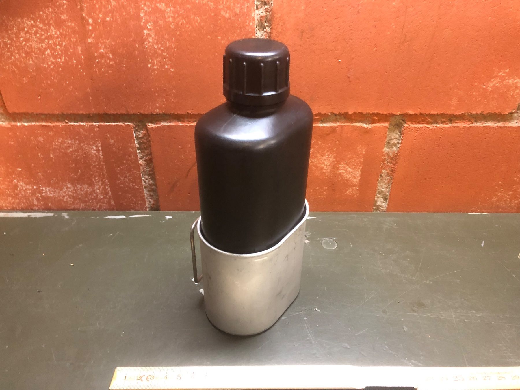 Schweizer Armee Attrezzatura & Pezzi di ricambio: Schweizer Armee Feldflasche Militär Wasserflasche Camping – Usato da Madiswil venduto da TEMISO 2