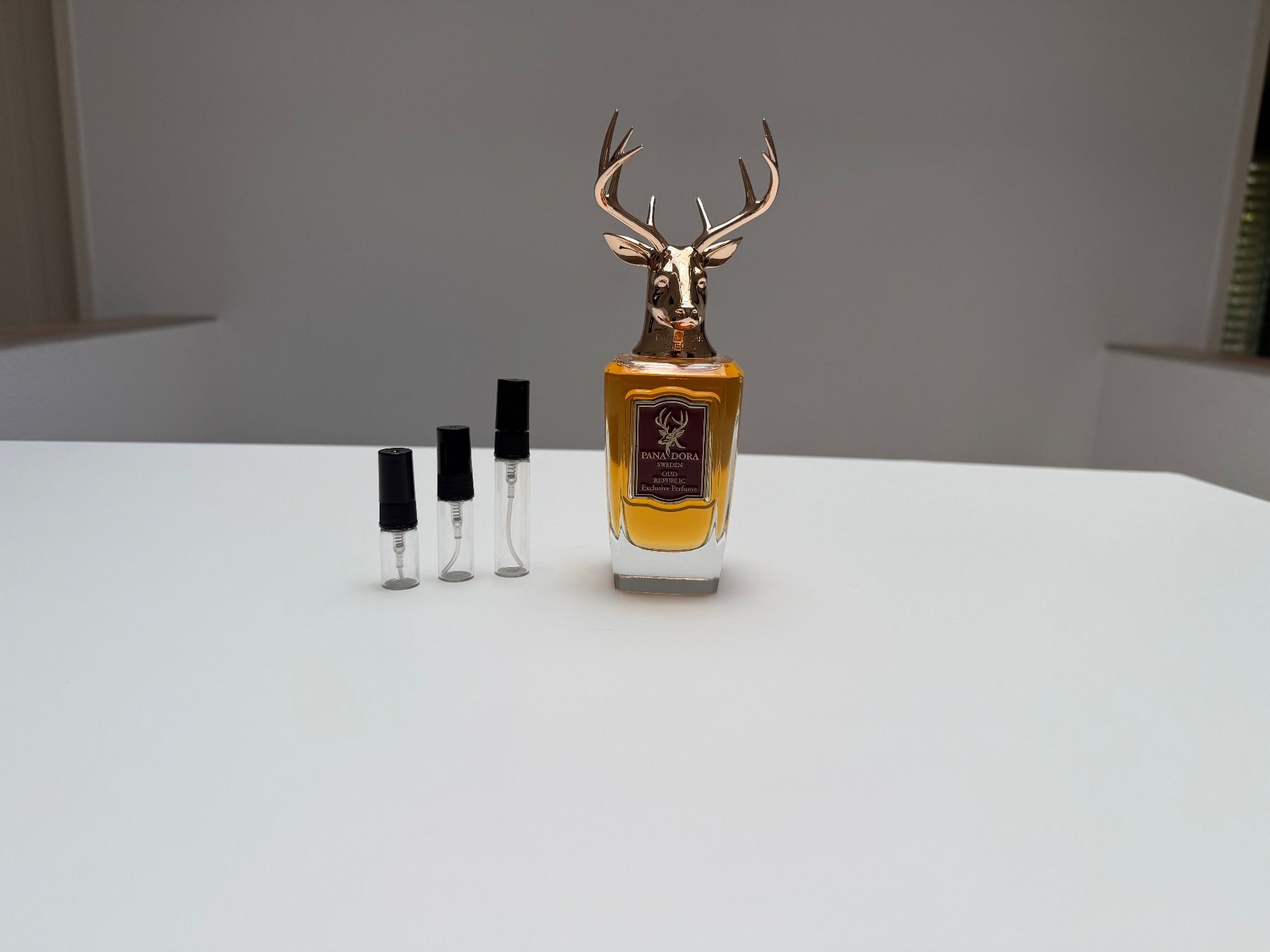Profumi & Eau de Toilette: Pana Dora Oud Republic Abfüllung 2ML – Nuovo (secondo la descrizione) da Laufen venduto da pocketscents_ch