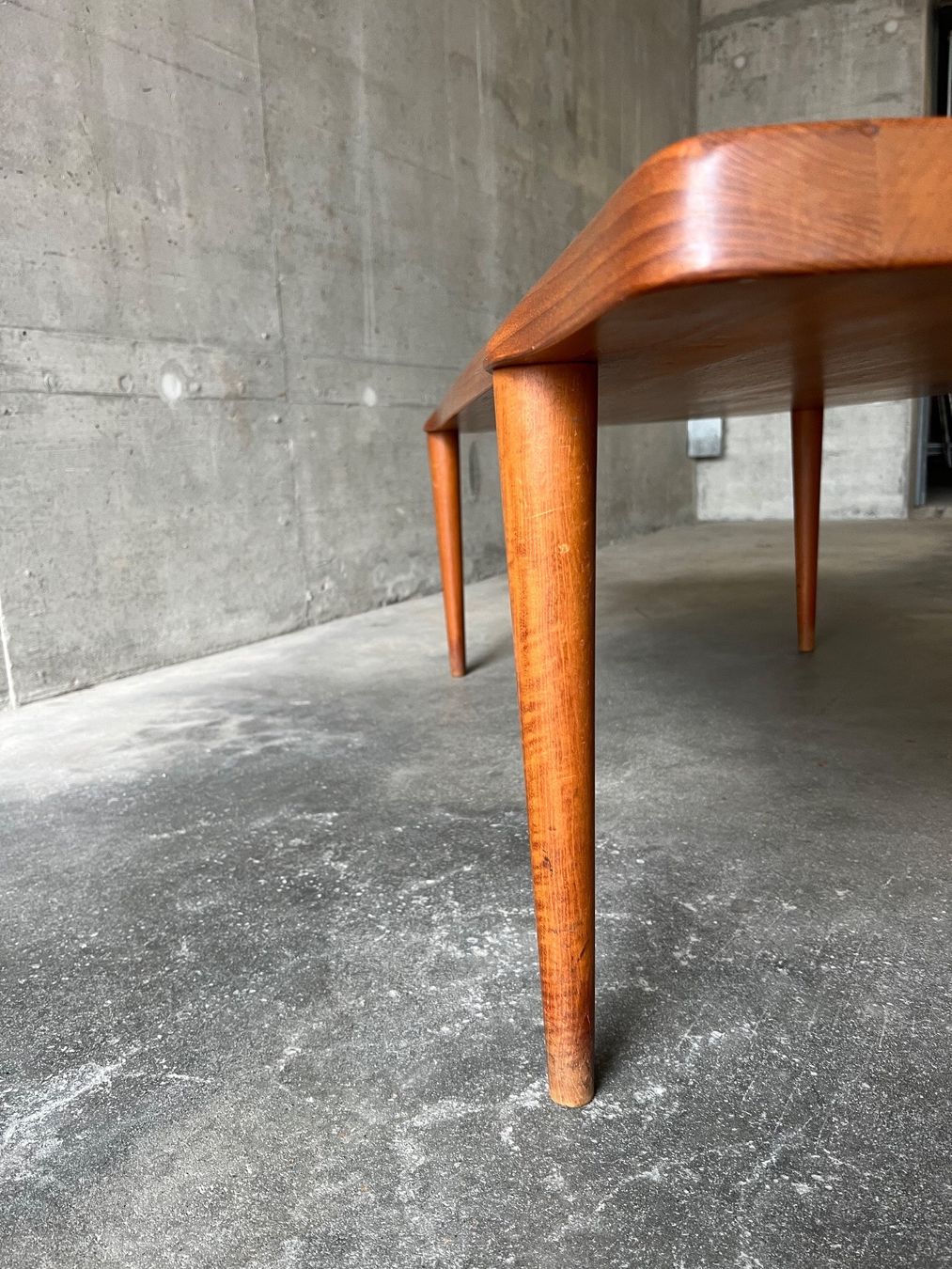 Tavoli: Grande table basse en teck massif par John Boné – Usato da Bulle venduto da ABELiAM 4