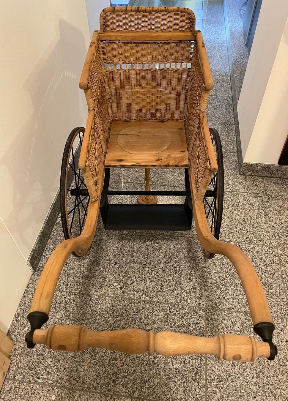 Carrozzine: Kinderwagen Antik – Usato da Thusis venduto da luna1967