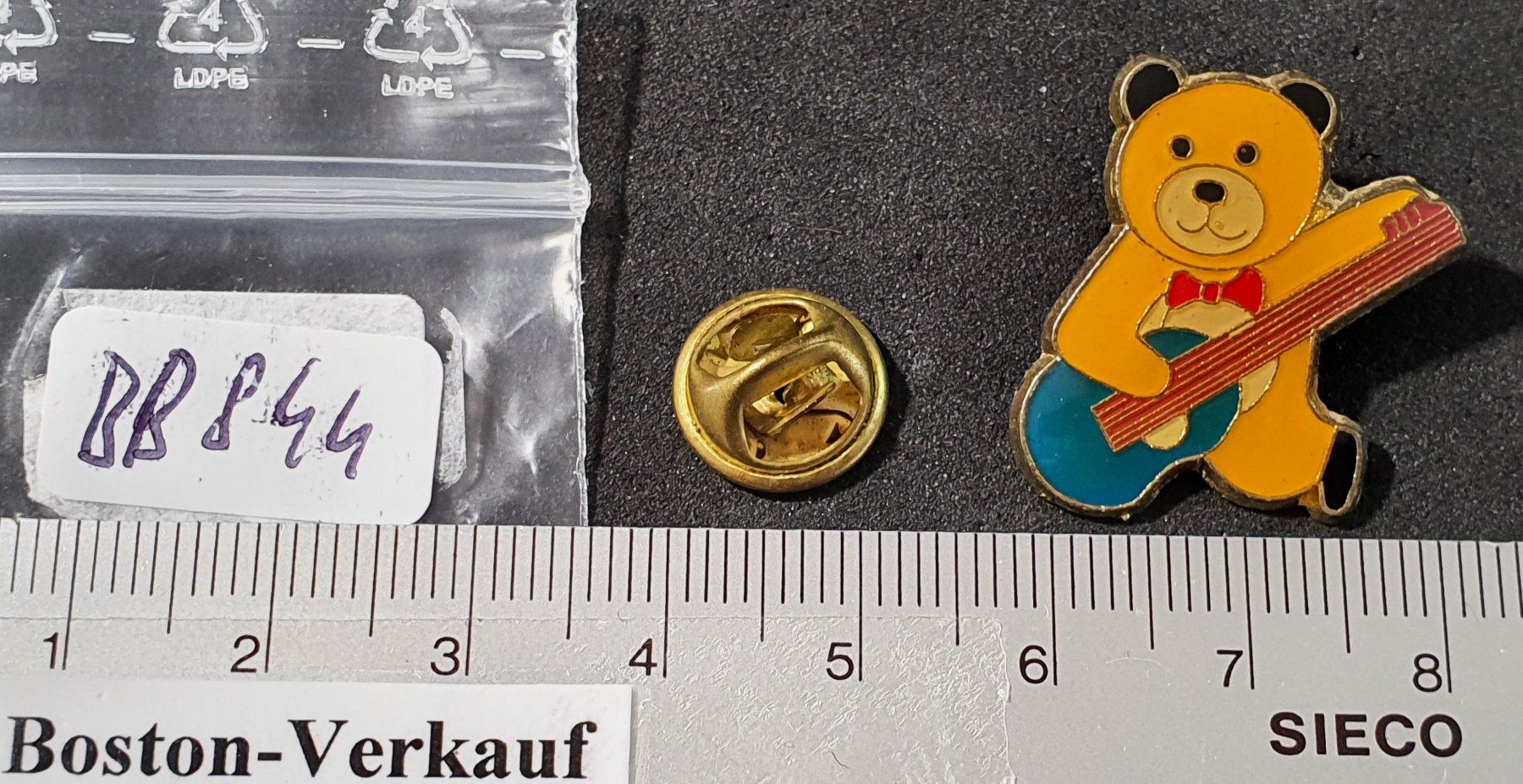Placchette & Badge: BB844 - Pin  Teddybear mit Gitarre – Usato da Reinach BL venduto da Boston-Verkauf 1