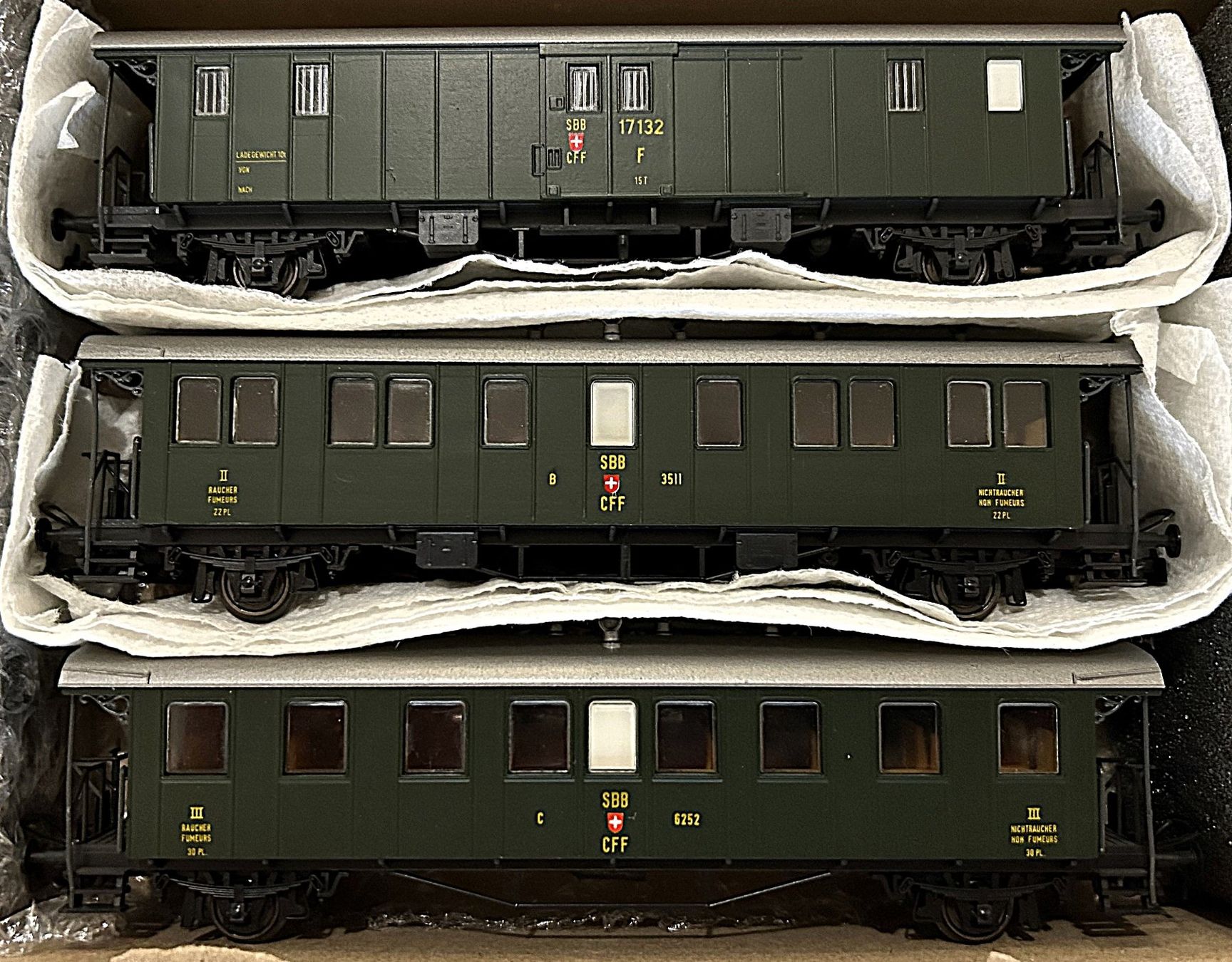 Lot 329 - A pair of LILIPUT HO gauge German Outline