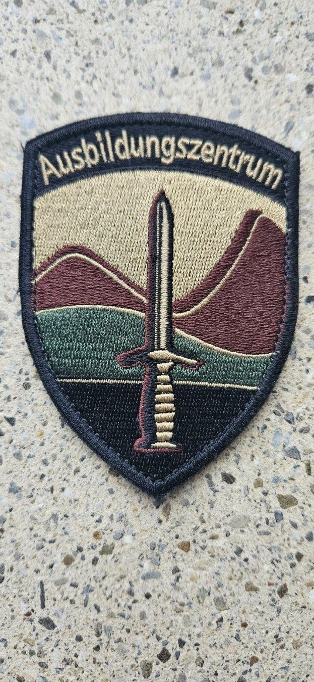 Schweizer Armee Placchette & Badge: *** Badge Ausbildungszetrum mit klett *** – Nuovo e nell'imballaggio originale da Riedholz venduto da fr_sIruP
