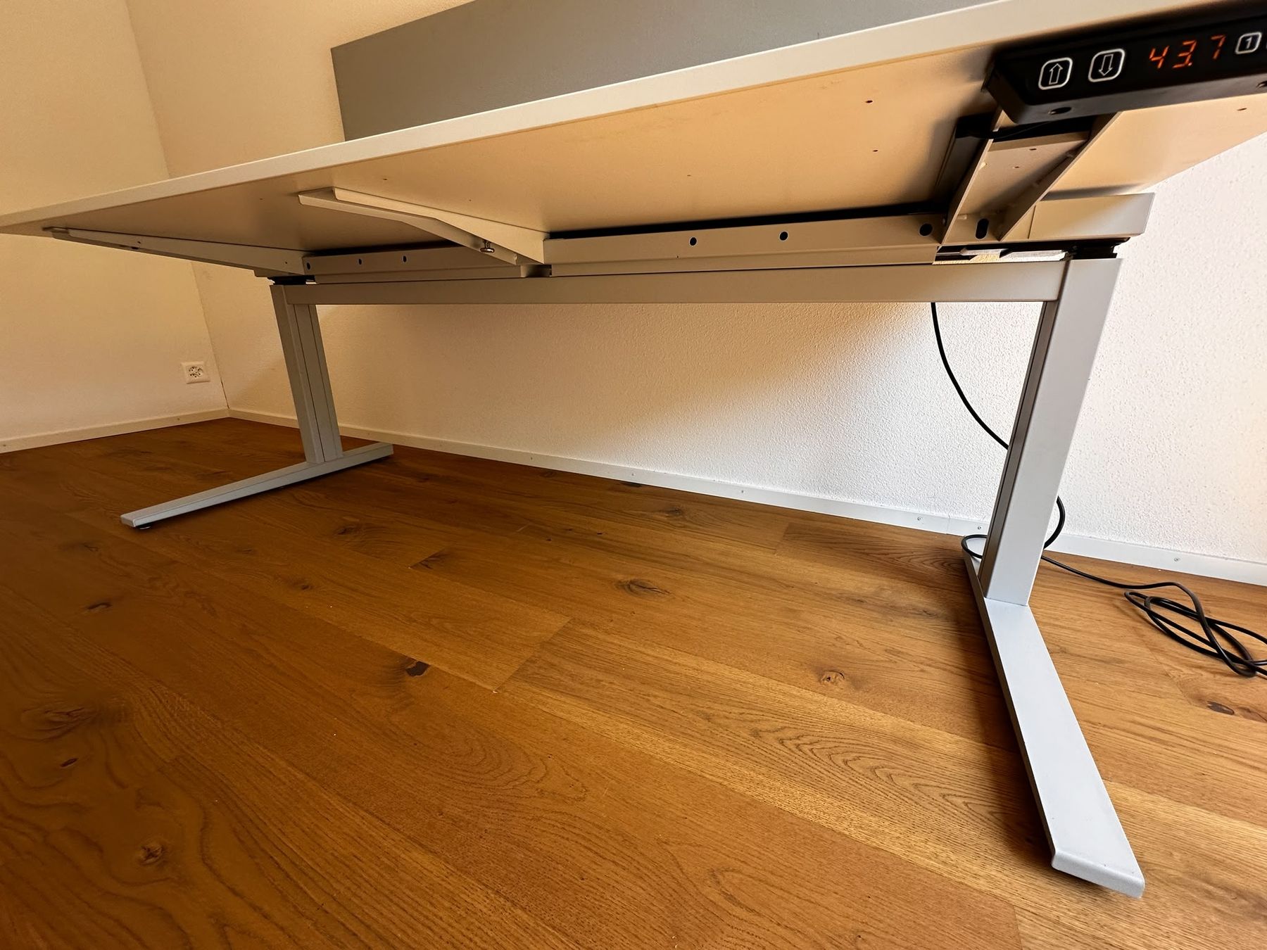 Bureaux: Stehpult - elektrisch verstellbar  – D'occasion à Nottwil par amb2206 3