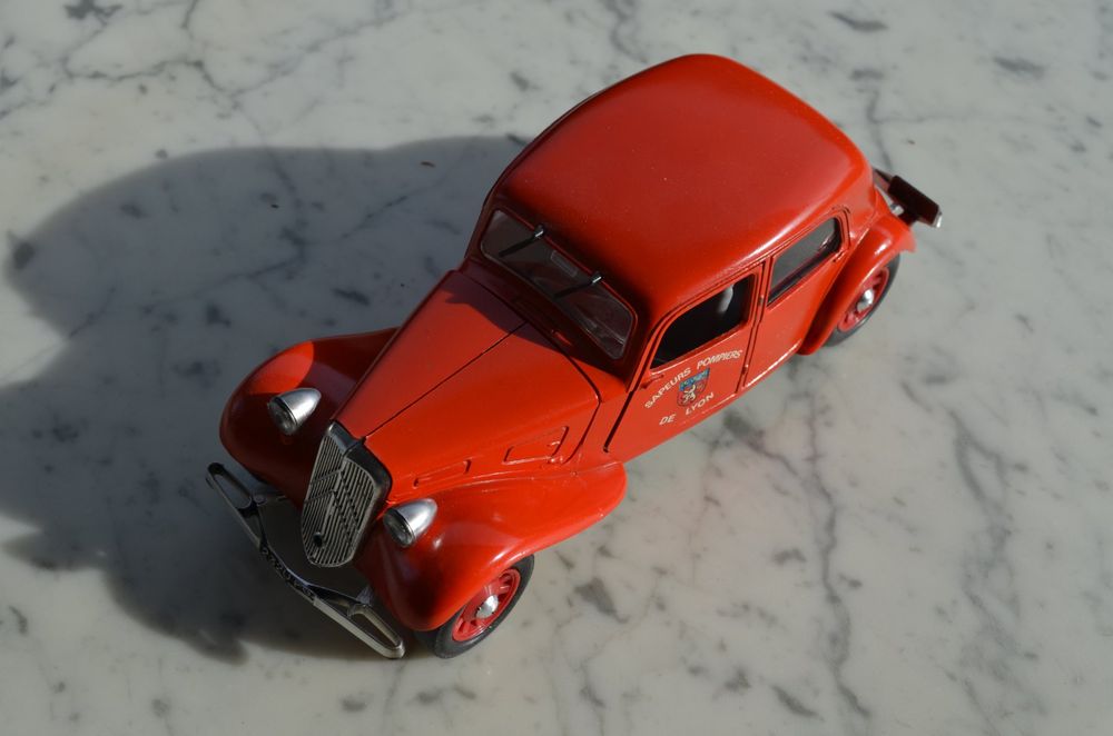 CITROËN TRACTION 15 CV 6 CYLINDRES 1952 version POMPIERS rouge 1/18