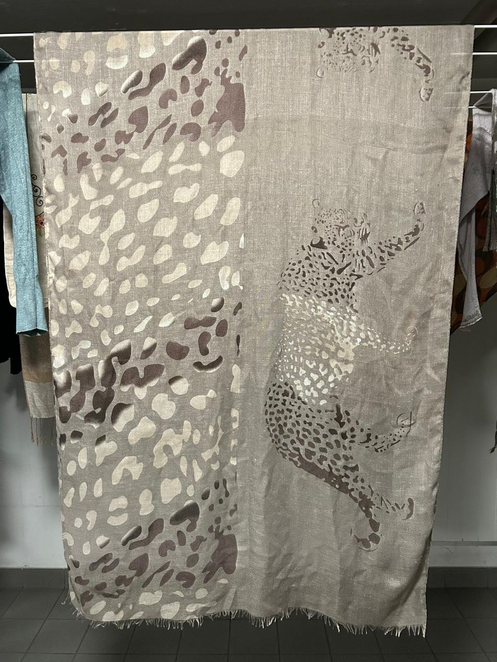 Foulards, Tücher & Schals: Pashmina leopardo viscosa – Gebraucht aus Melano von H-Sara