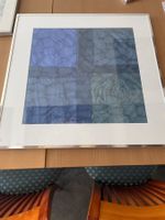 Modernes Kunstwerk mit Rahmen, blaue Tücher