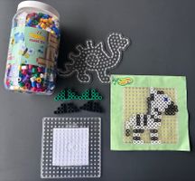 Hama Maxi Bügelperlen Set mit Perlen, 2 Steckplatten