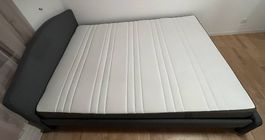 Bettgestell mit Matratze (140 x 200 cm) dunkelgrau