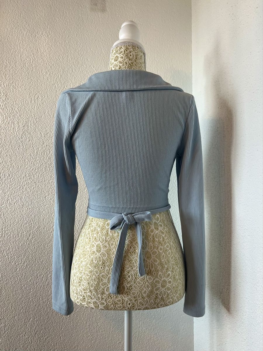 H&M Tops: Baby blue tank top with wrap around – Gebraucht aus Otelfingen von houseofstae 2