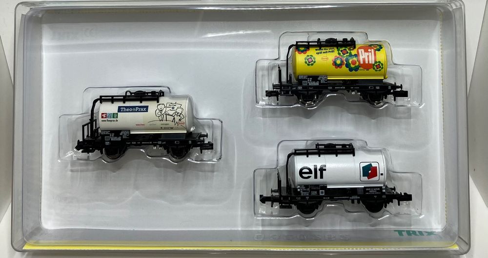 N- Roco- CFF/SBB - Cirque Knie Wagons plat + 2 citernes (Gebraucht) in Locarno für CHF 51.9