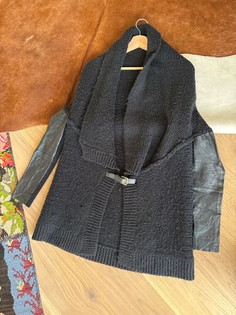 Gilet noir laine et cuir, ceinture, hiver Sandro