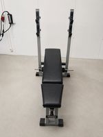 Technogym verstellbare Hantelbank mit Langhantelablage