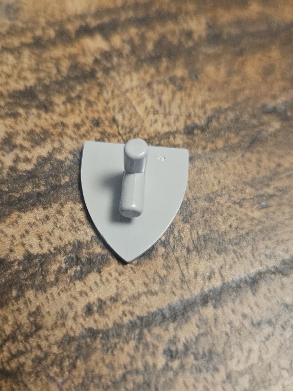 Lego Kit di costruzioni: lego 3846p46 Light Gray Minifigure, Shield Triangular Short  – Usato da Confignon venduto da Ecrofigs 1
