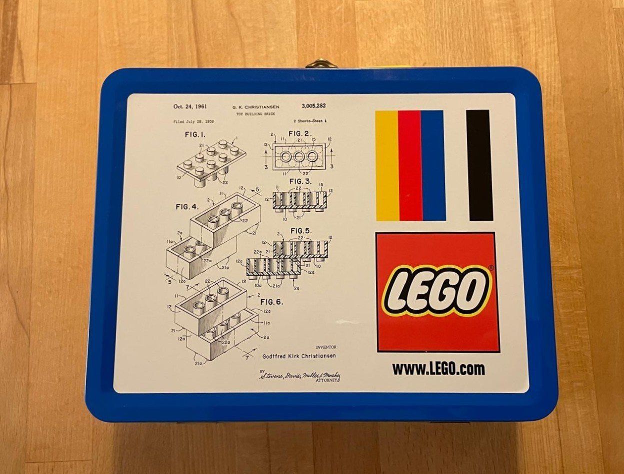 Lego Kit di costruzioni: Limitierte LEGO Metall-Lunchbox mit Patent-Design – Nuovo e nell'imballaggio originale da Baden venduto da FereBede