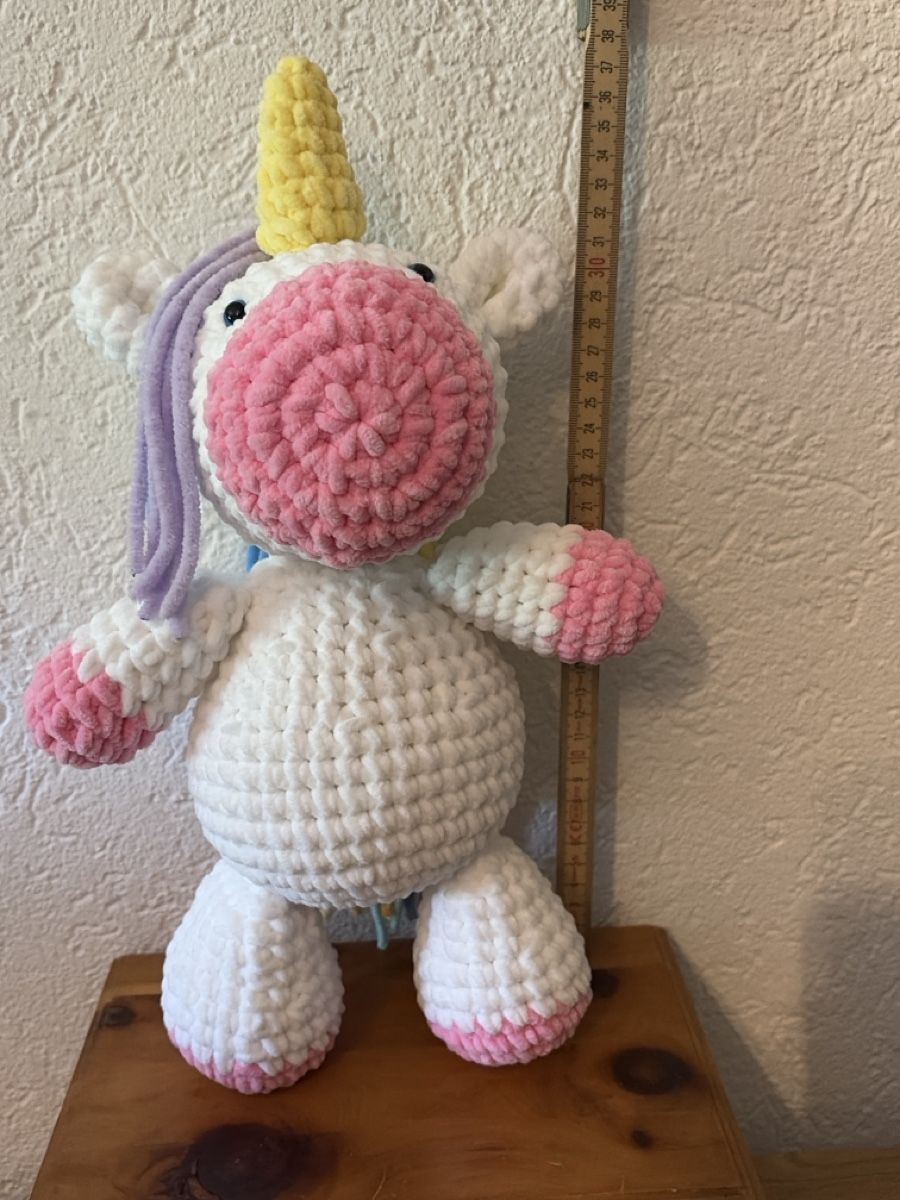Giocattoli: Selbstgehäkeltes Einhorn aus Chenille- Wolle – Nuovo e nell'imballaggio originale da Lützelflüh-Goldb venduto da Caprari 4