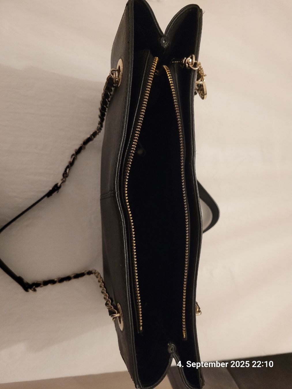 DKNY Taschen für Damen: DKNY Tasche mit goldenen Details – Gebraucht aus Bünzen von Milly32 3