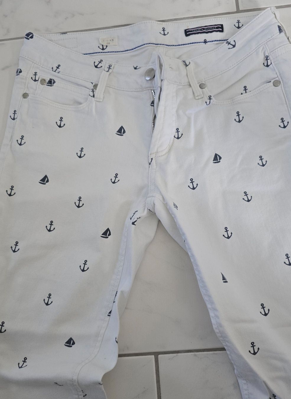 Tommy Hilfiger Jeans: Jeans Slim Fit Tommy Hilfiger mit Ankermuster - Grösse 28 – Gebraucht aus Meilen von melanieolivia 1
