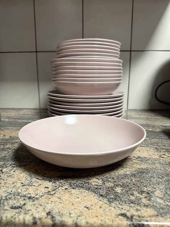 Teller: 24 tlg. Teller Rosa von Ikea – Gebraucht aus Unterengstringen von _Janina_ 2