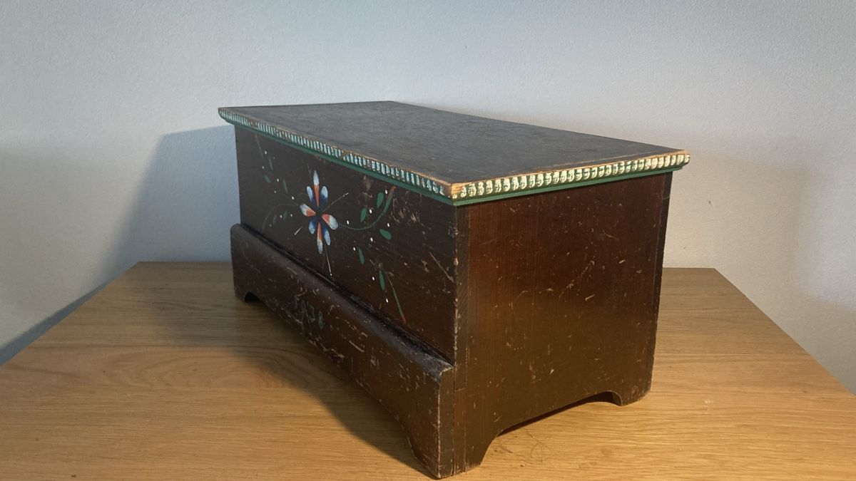 Cassapanche: Antike Holztruhe mit Bauernbemalung – Usato da Basel venduto da alma428 1