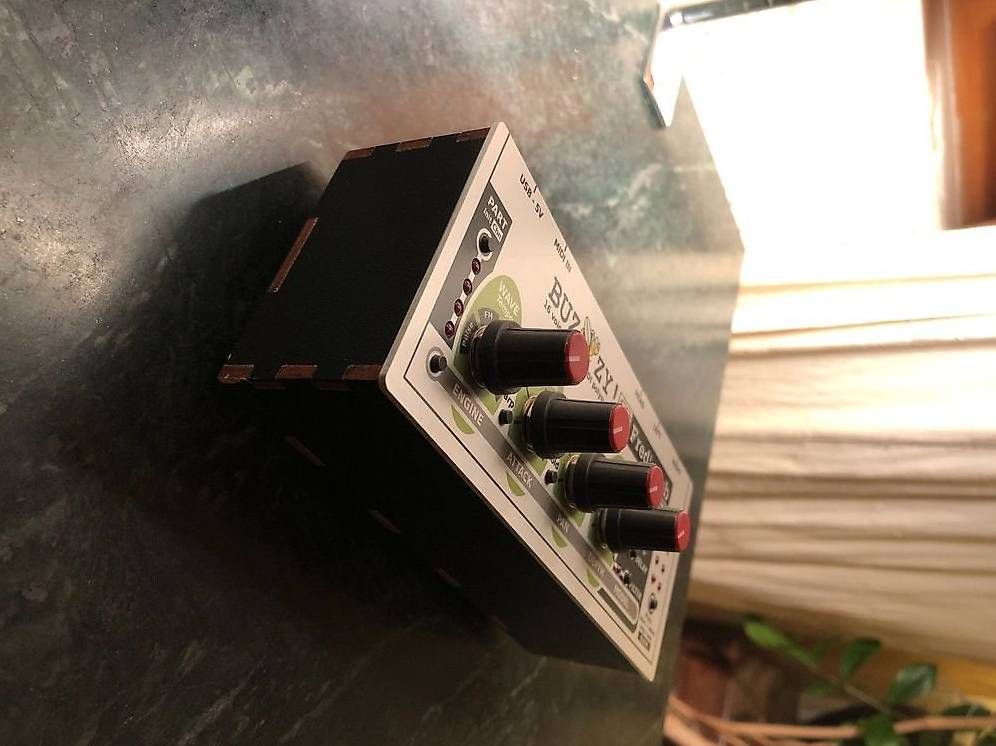 Strumenti musicali: Buzzzy! Powerful mini 16-voice Polysynth – Usato da Zürich venduto da LeoGd 2