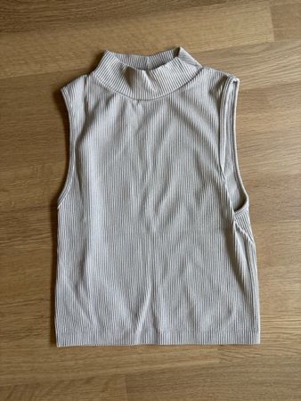 Stradivarius Top elastisch mit Kragen Grösse M