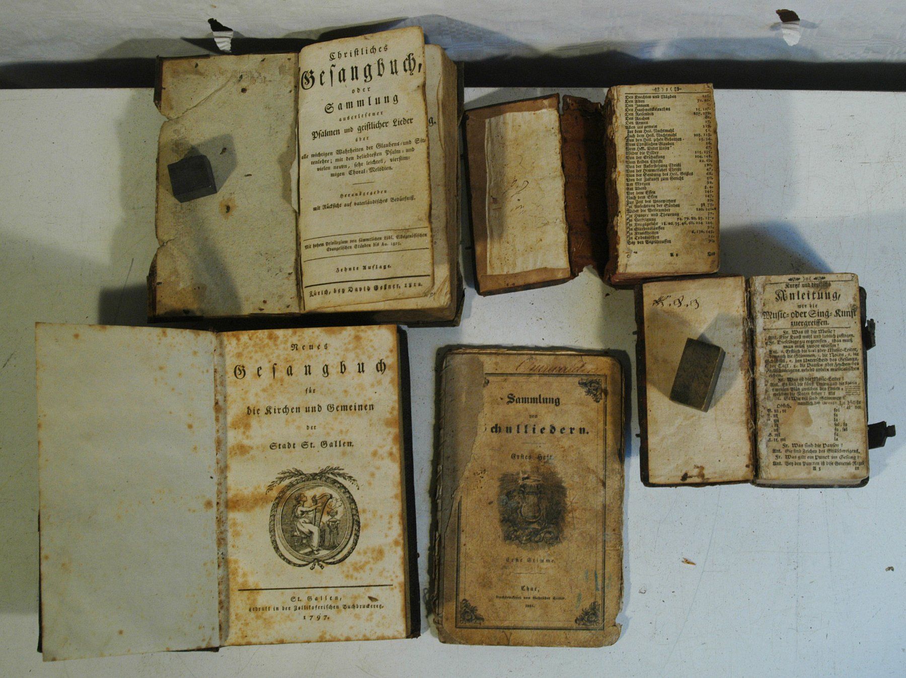 Libri: Antike Gesangsbücher ab 1797 5 Stück – Usato da Herisau venduto da Wisen