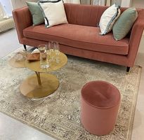 Rosa Samt Sofa - Stilvoll und bequem für den Frühling!