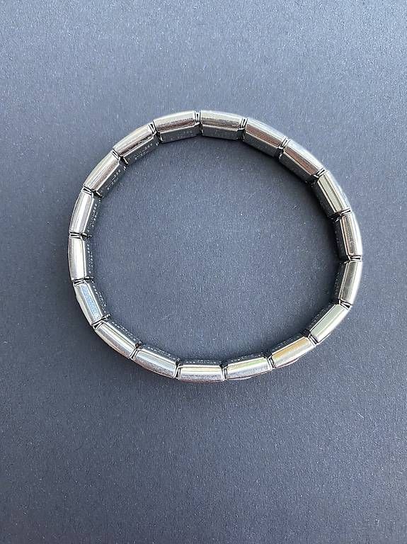 Bracciali & Braccialetti: Armbänder: Stein schwarz/ rot dünn/ Metallic  – Usato da Flüelen venduto da 6468 2
