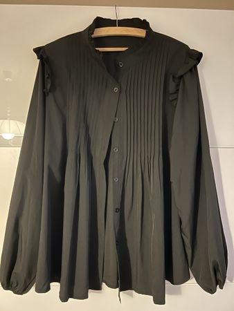 Elegante schwarze Bluse mit Rüschen Gr. 50
