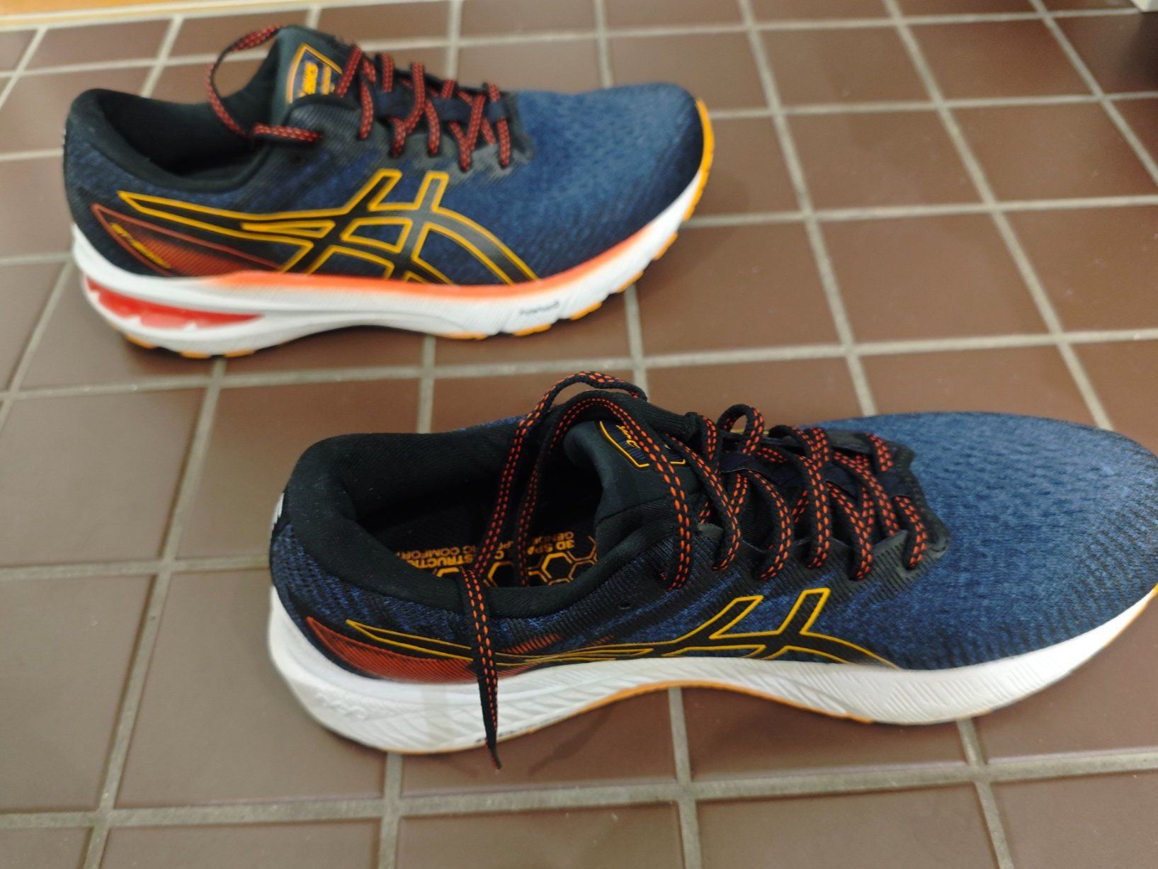 Asics Scarpe da uomo: Asics GT-2000 10 Grösse 45 Farbe Deep Ocean/Amber – Usato da Zürich venduto da allezplusloin 1