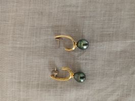 Orecchini in oro giallo 750%  con perle nere del Sud
